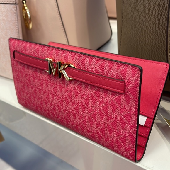 MICHAEL KORS
Reed Large Snap Signature Wallet
Electric Pink 
NWT - Picture 16 of 16